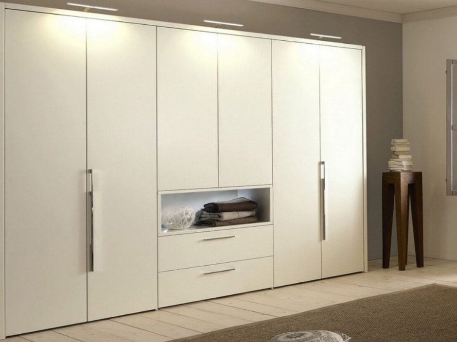 Распашной шкаф в спальню