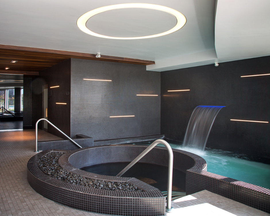 Круглый бассейн в доме