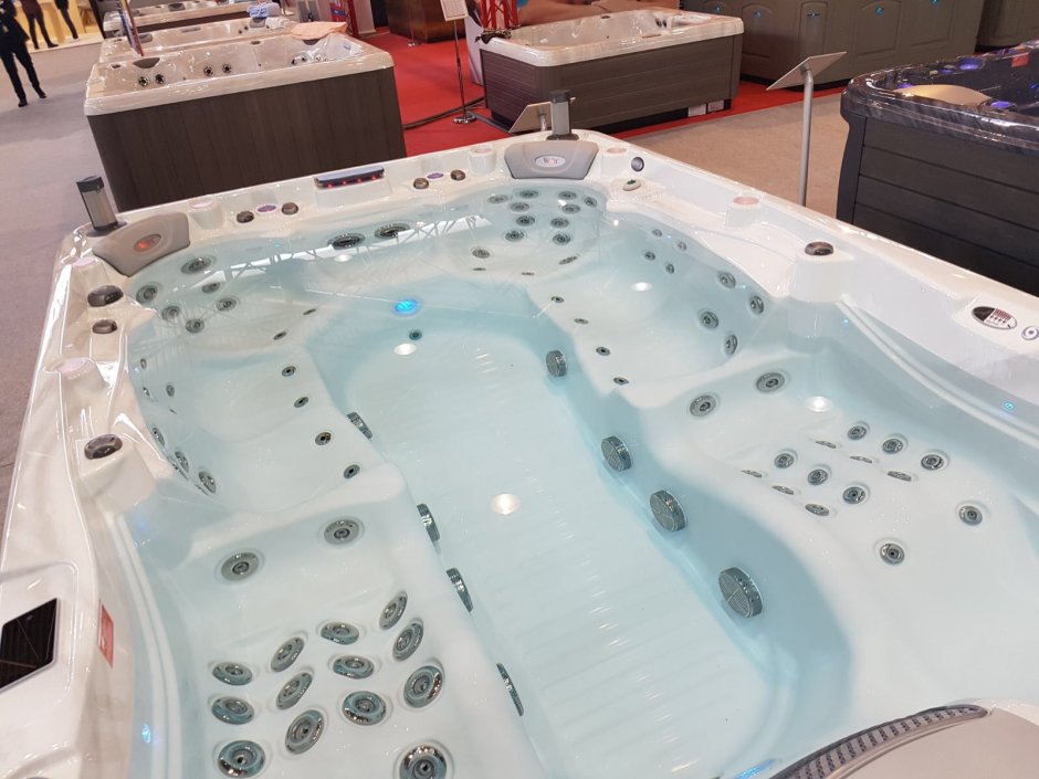 Шикарная ванная с джакузи