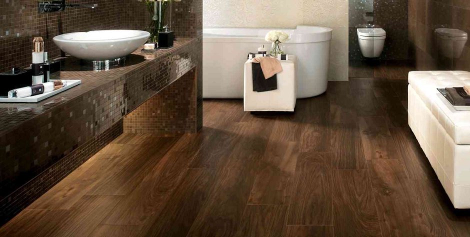 Экран ванны из плитки под дерево