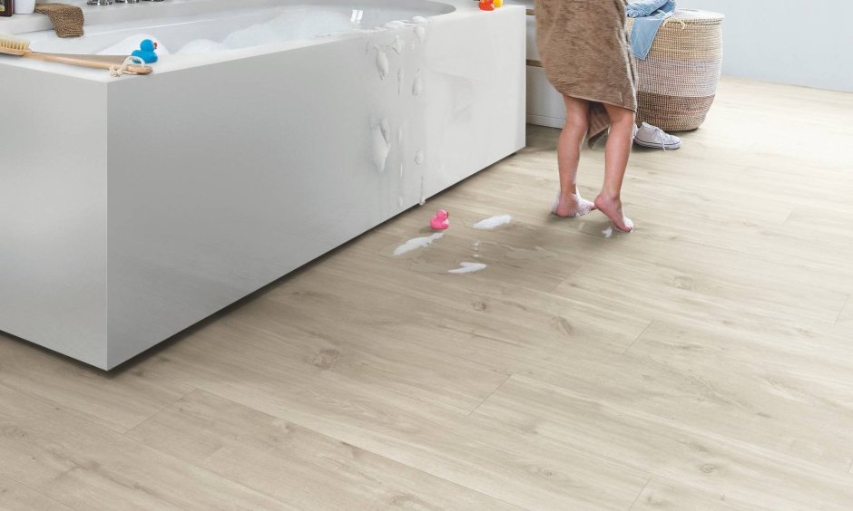 Плитка под дерево в туалете