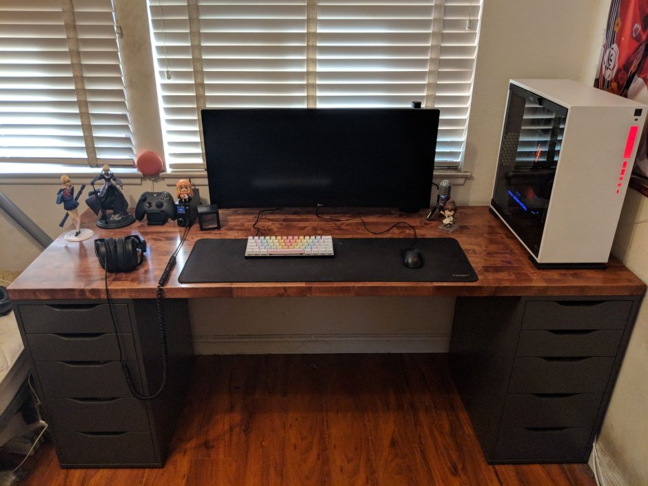 Компьютерный стол с системным блоком наверху
