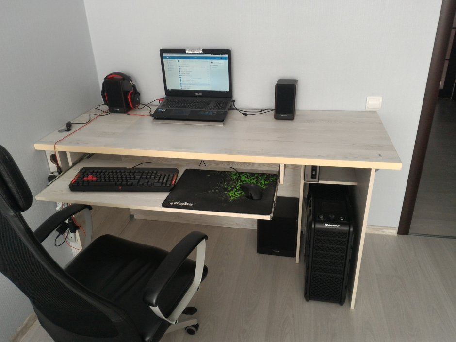 Комната с компьютером