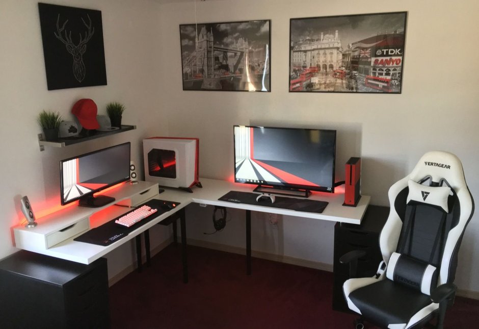 Компьютерный стол стримера