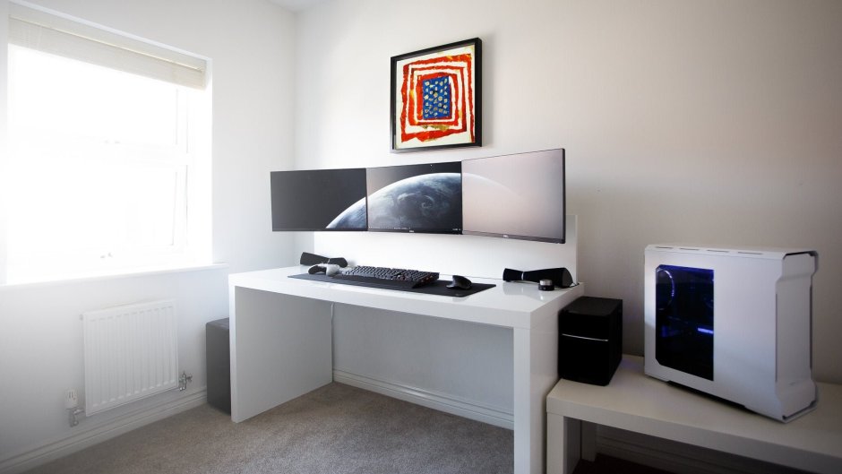 Угловой стол у окна