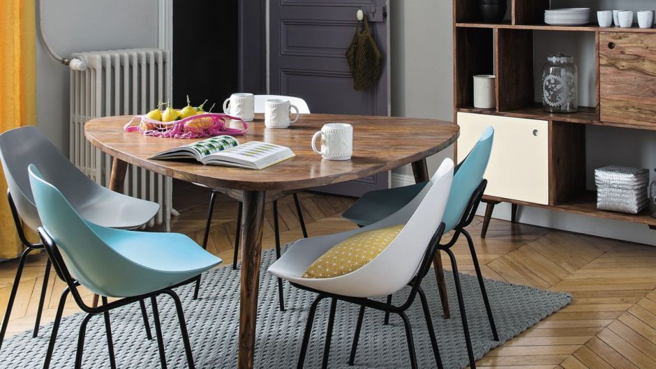 Стол обеденный треугольный