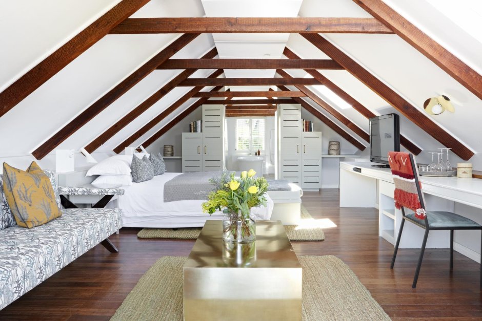 Комната в мансарде с ломаной крышей