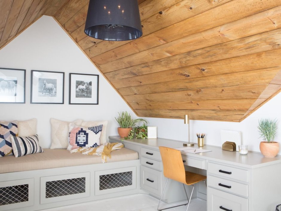 Комната с треугольной крышей