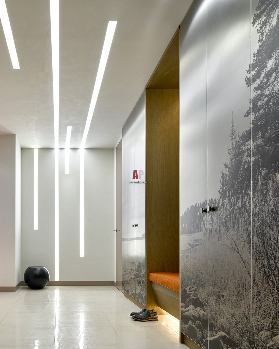 Трековые светильники в прихожей