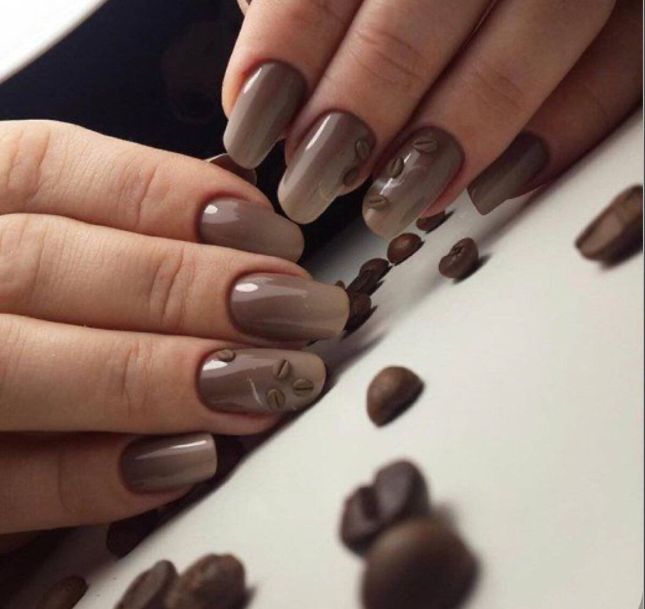 Маникюр в бежево-коричневых тонах