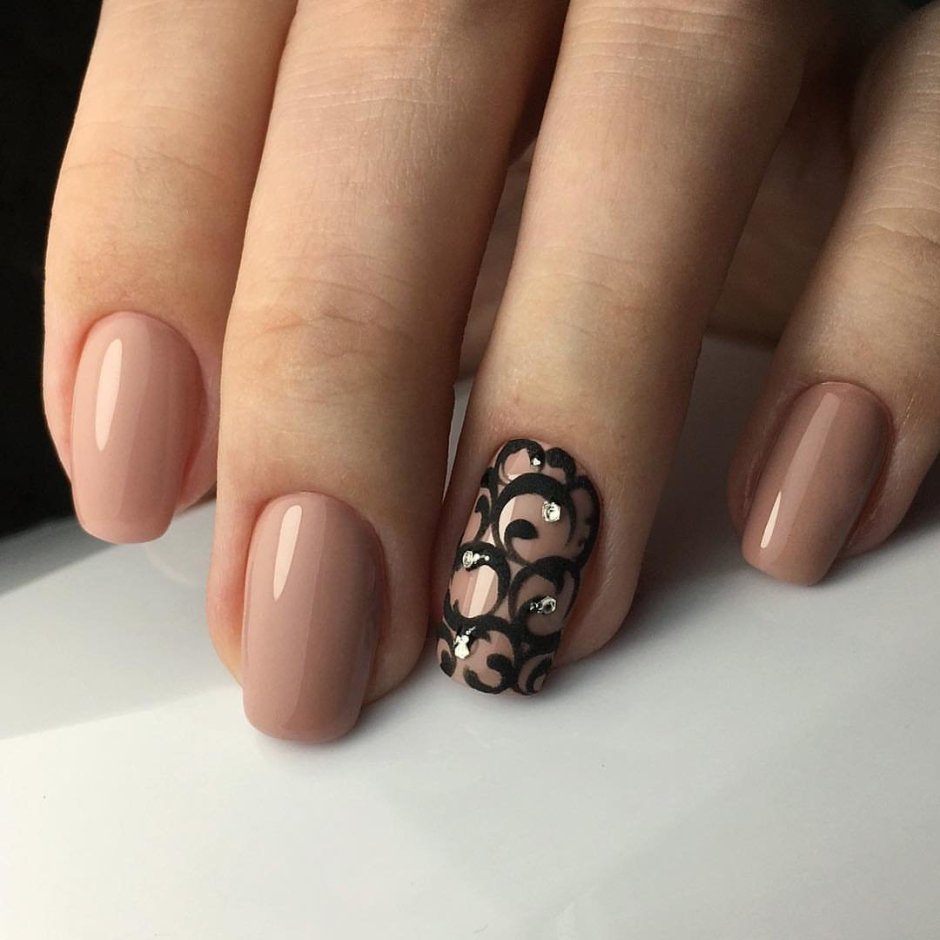 Маникюр коричневый с бежевым