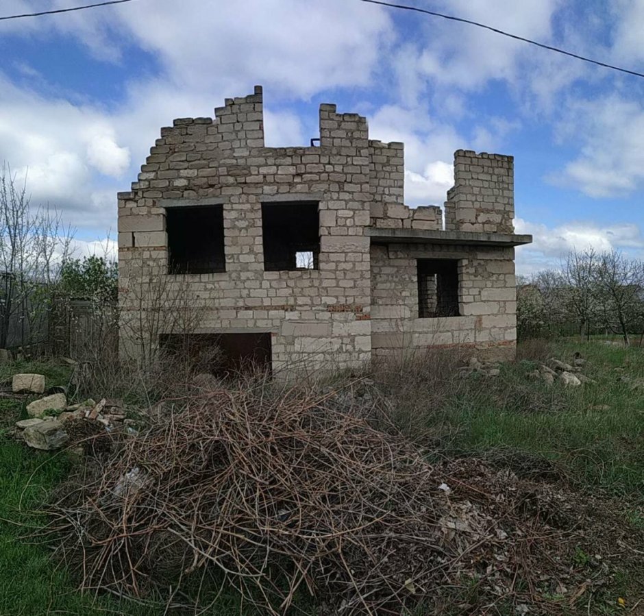 Недостроенный двухэтажный дом