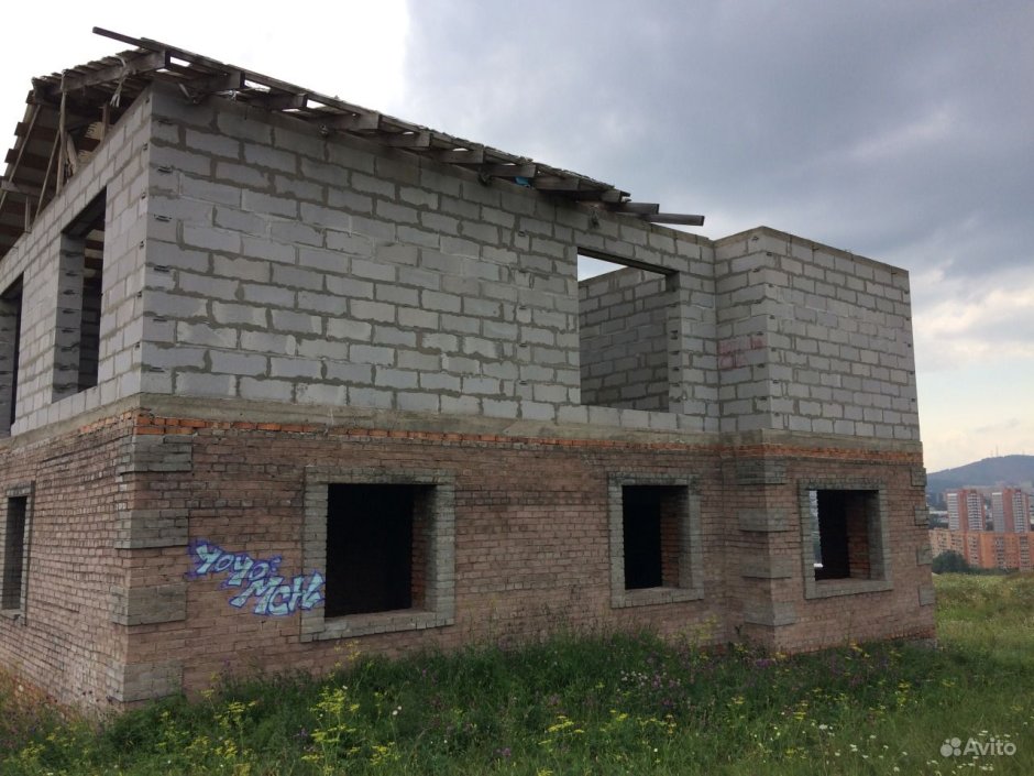 Недостроенный двухэтажный дом