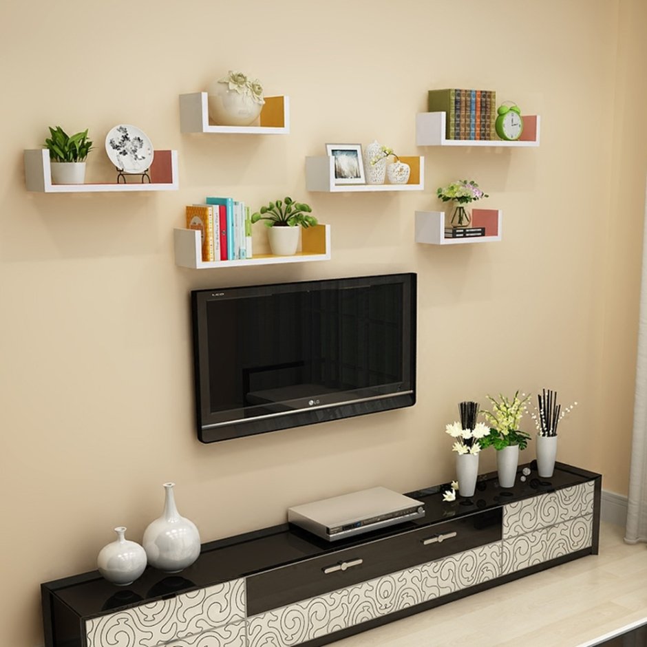 Полки вокруг телевизора на стене