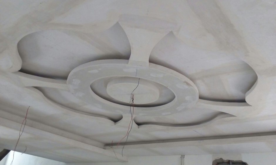Фанерный фигурный потолок