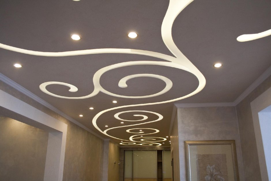 Многоуровневые резные гипсокартонные потолки