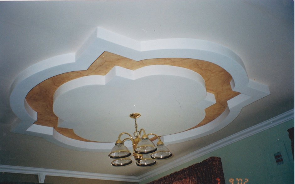 Узорный потолок из гипсокартона двух люстрах