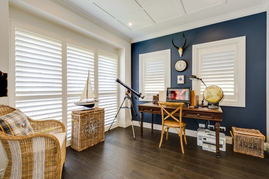 Рейки на стене из молдинга