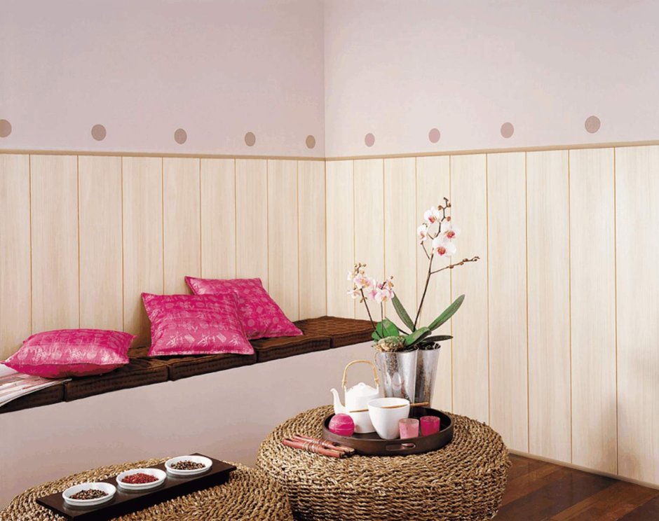 Стена за кроватью в спальне