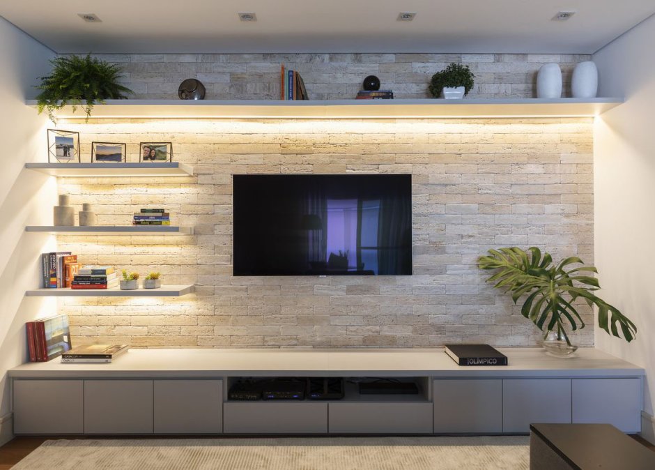 Декоративный камень в гостиной с телевизором