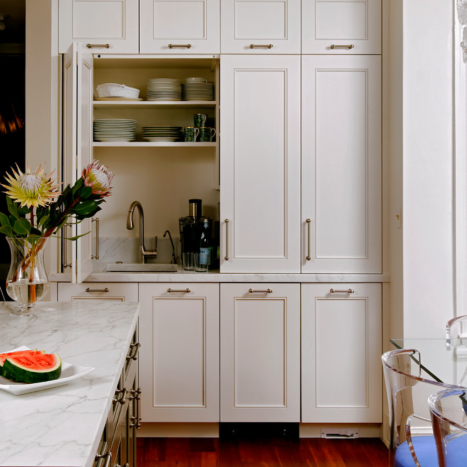 Белая кухня с филенками