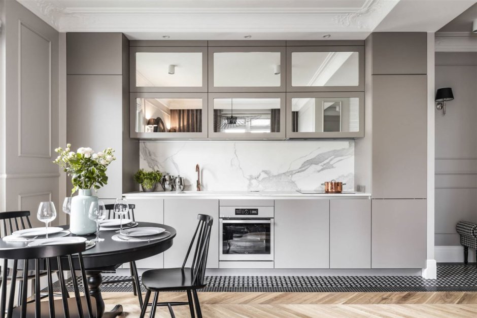 Кухня с зеркальными фасадами