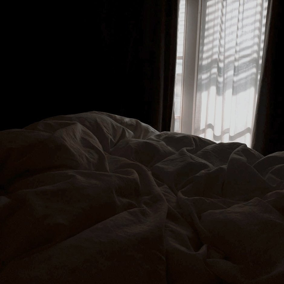 Кровать в темноте