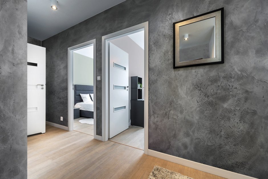 Декоративная штукатурка в спальне в серых тонах