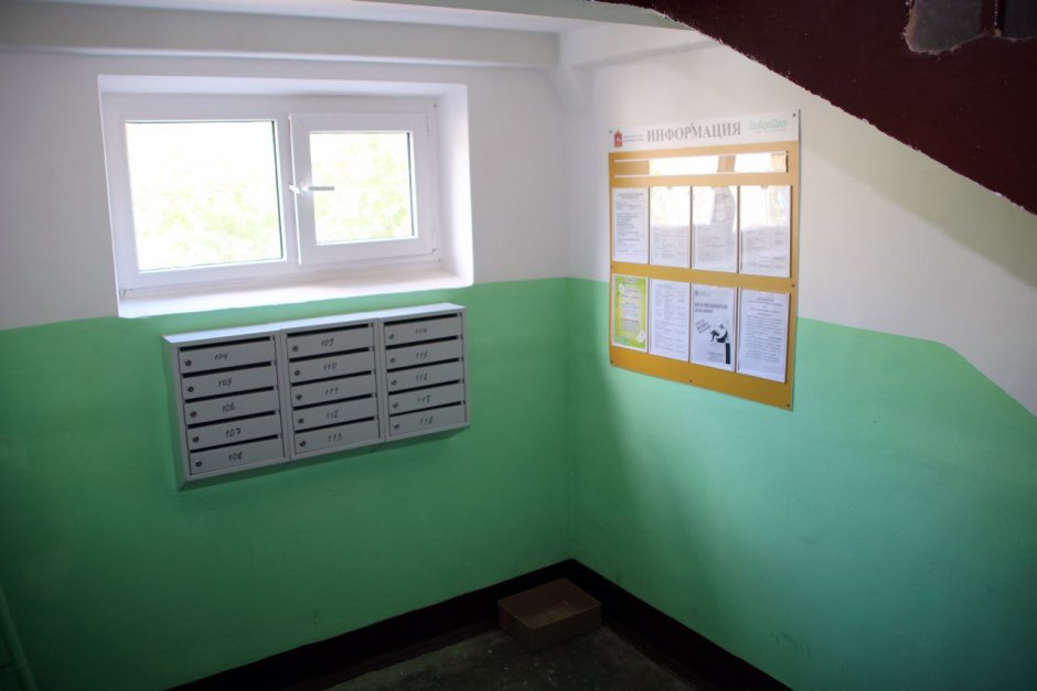 Цветные окна в подъезде