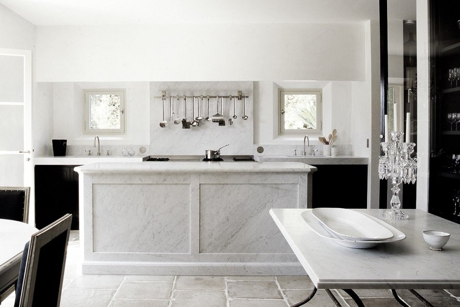 Серый мрамор в интерьере кухни