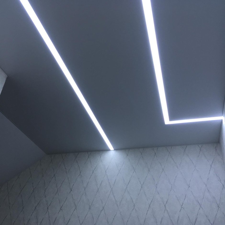 Световая линия на матовом белом потолке в коридоре