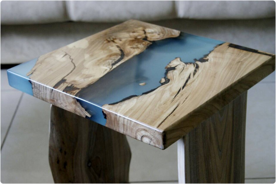 Стулья из эпоксидной смолы и дерева