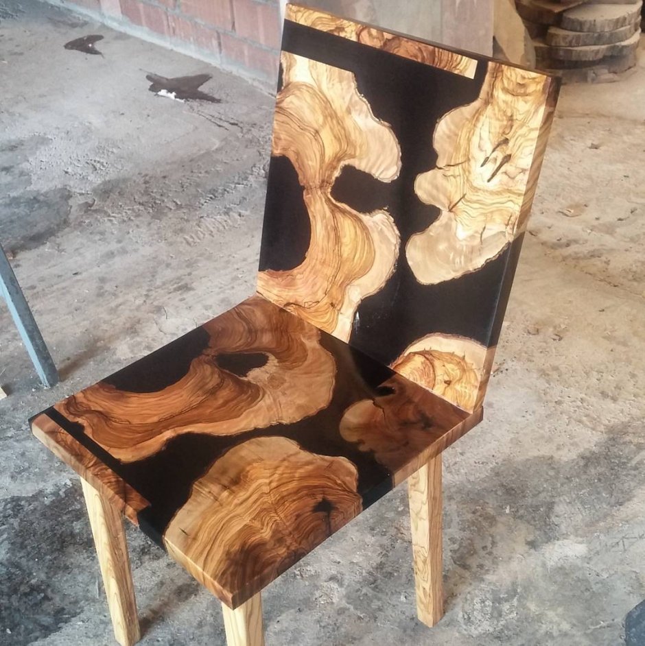 Стулья из эпоксидной смолы и дерева