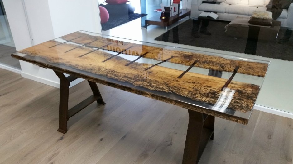 Дизайнерские столы из дерева