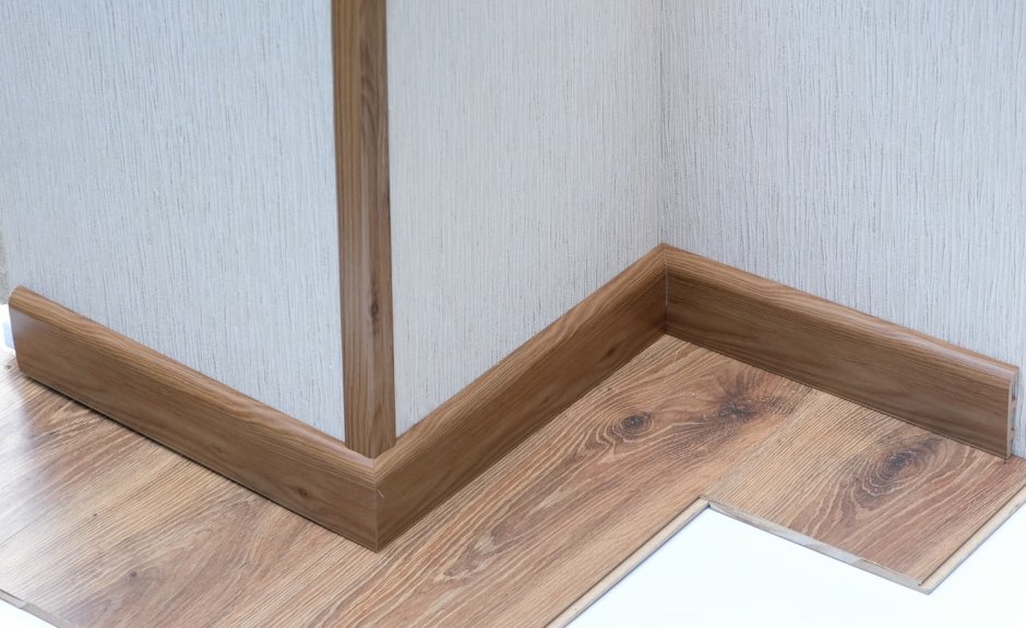 Плинтус в дверном проеме