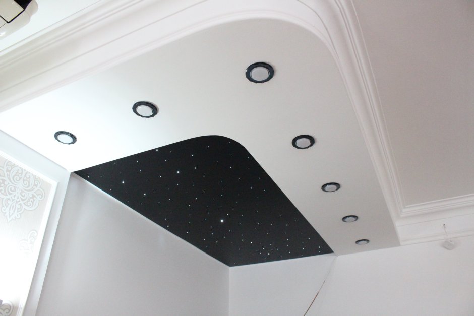 Белый натяжной потолок с черной заглушкой