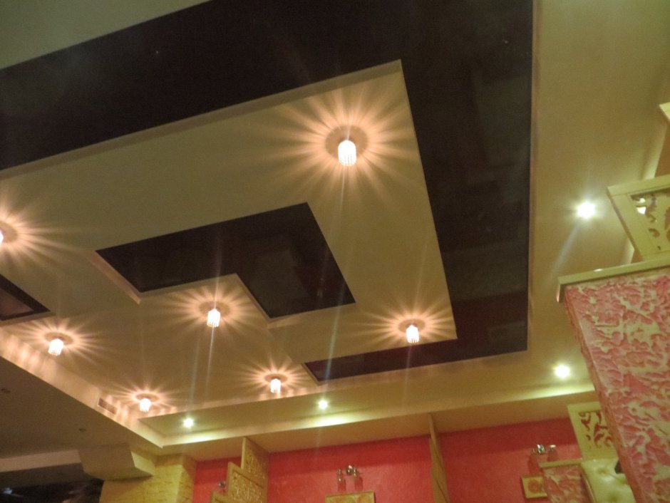 Натяжной потолок коричневый с белым