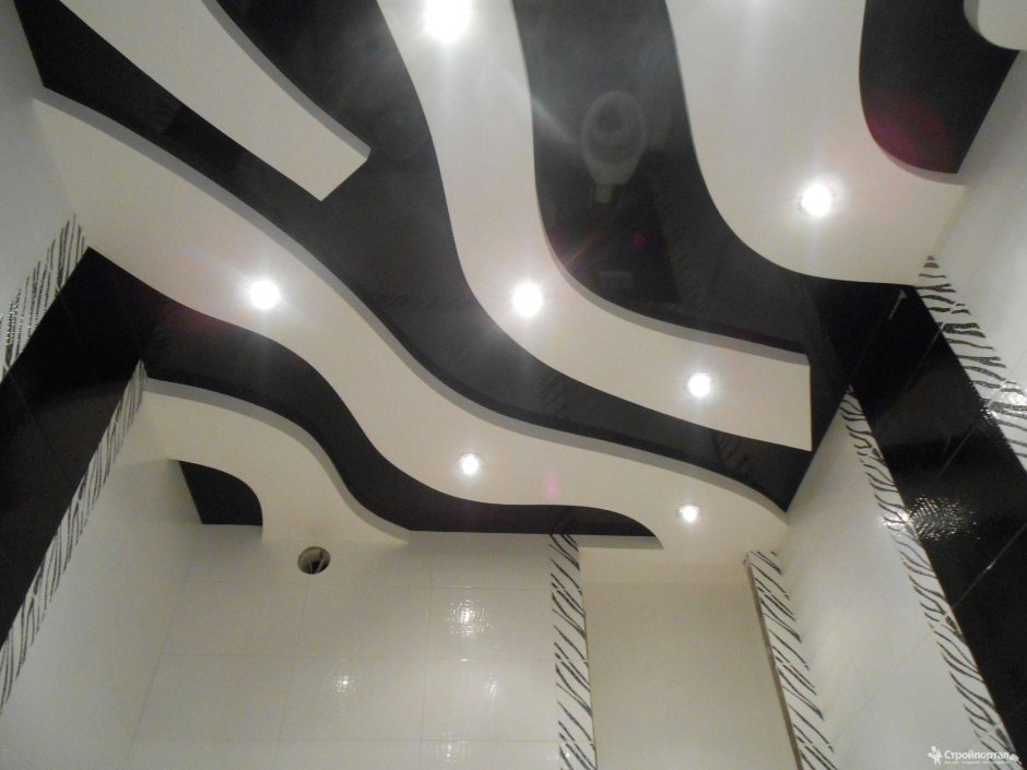 Натяжные потолки с черной полосой