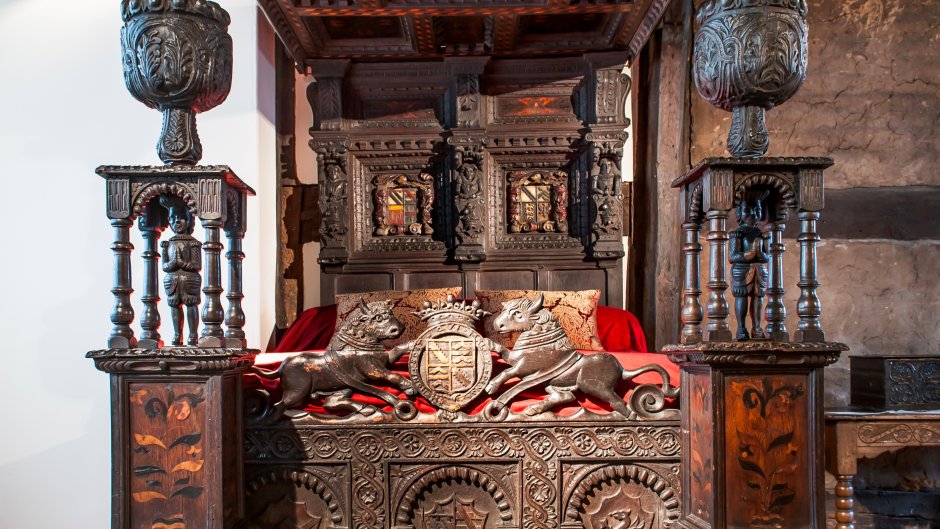 Средневековая мебель