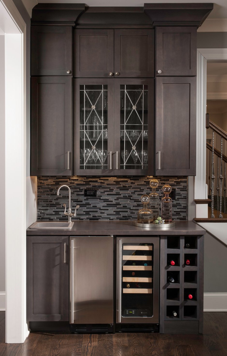Кухонный остров с винным шкафом