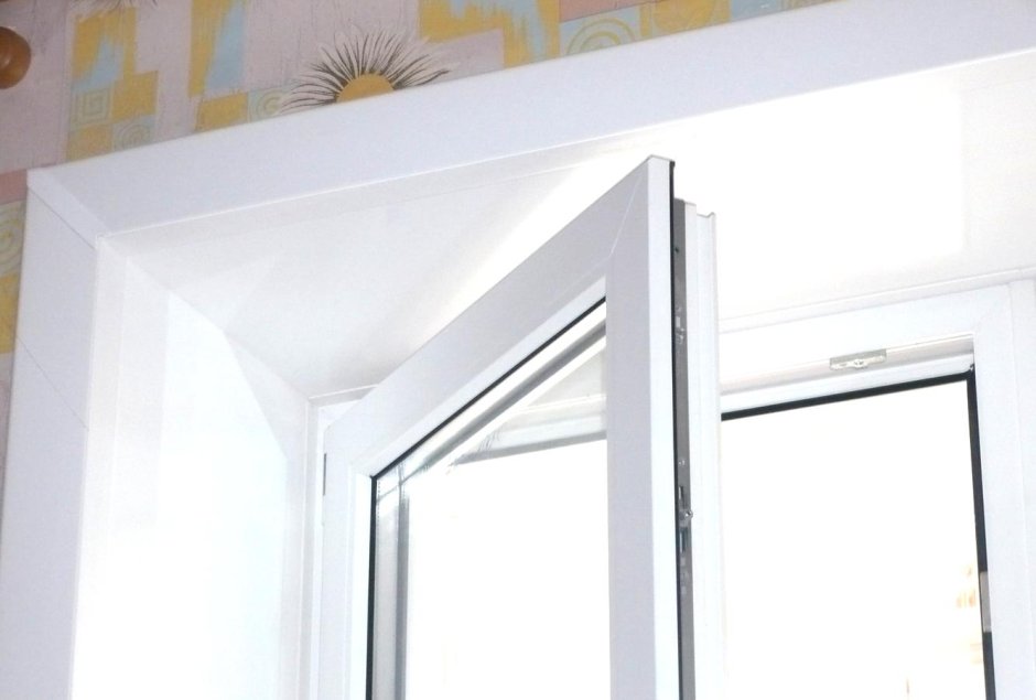 Деревянный декоративный уголок на откосе окна