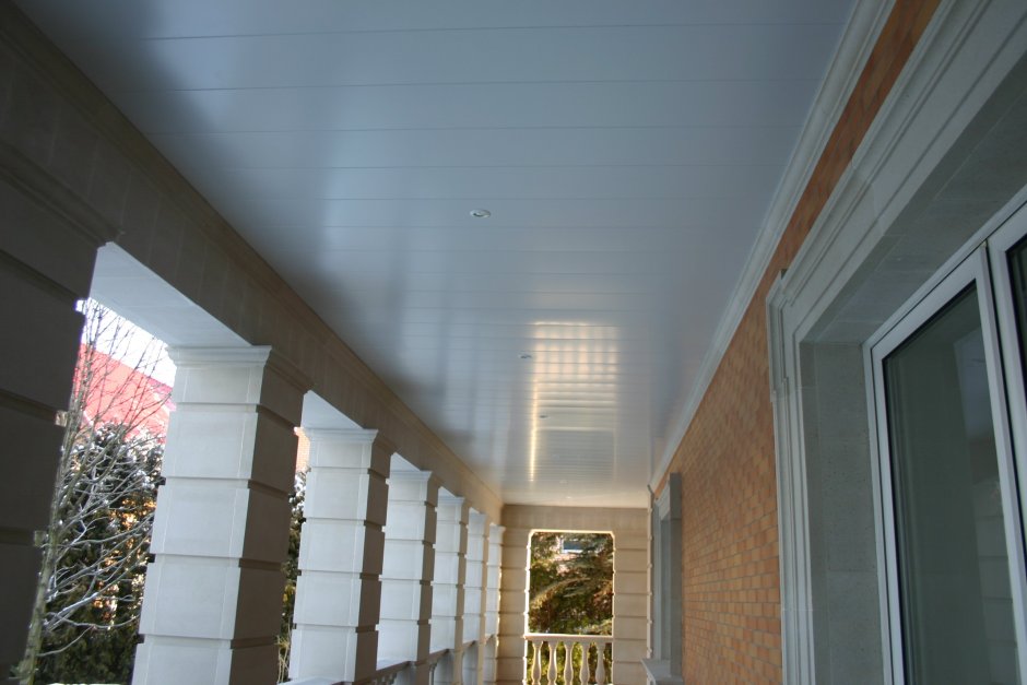 Потолок отделанный сайдингом