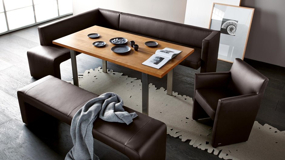 Обеденный стол с диваном