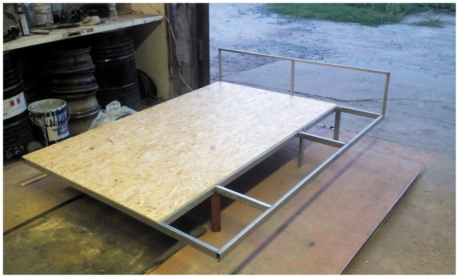 Летающая кровать из металла