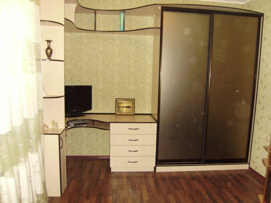 Угловая стенка с рабочим местом