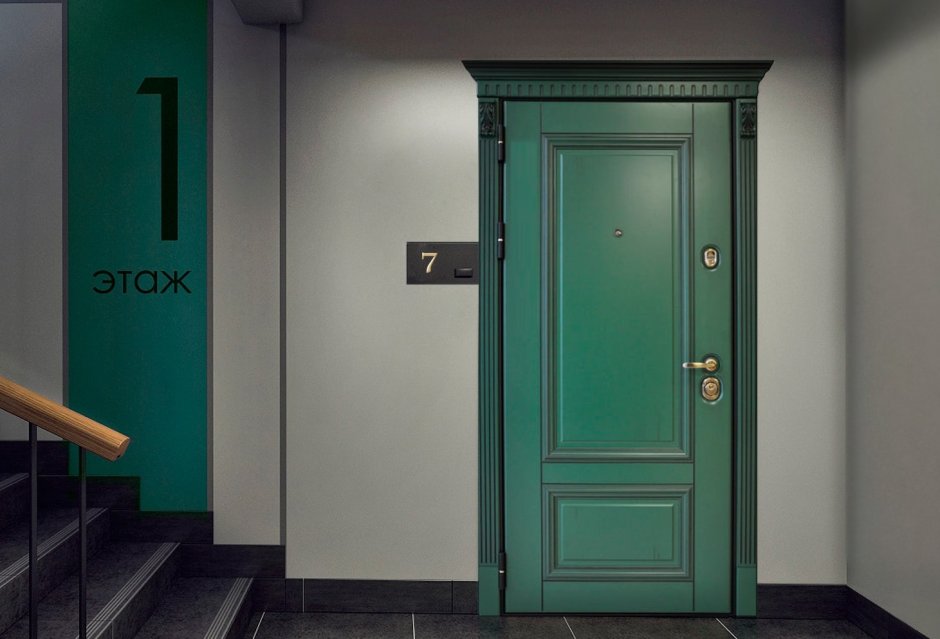 Входная дверь в интерьере подъезда