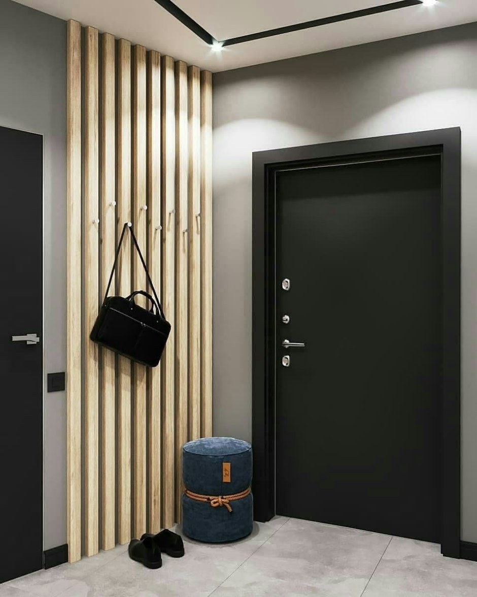 Входная дверь в интерьере прихожей