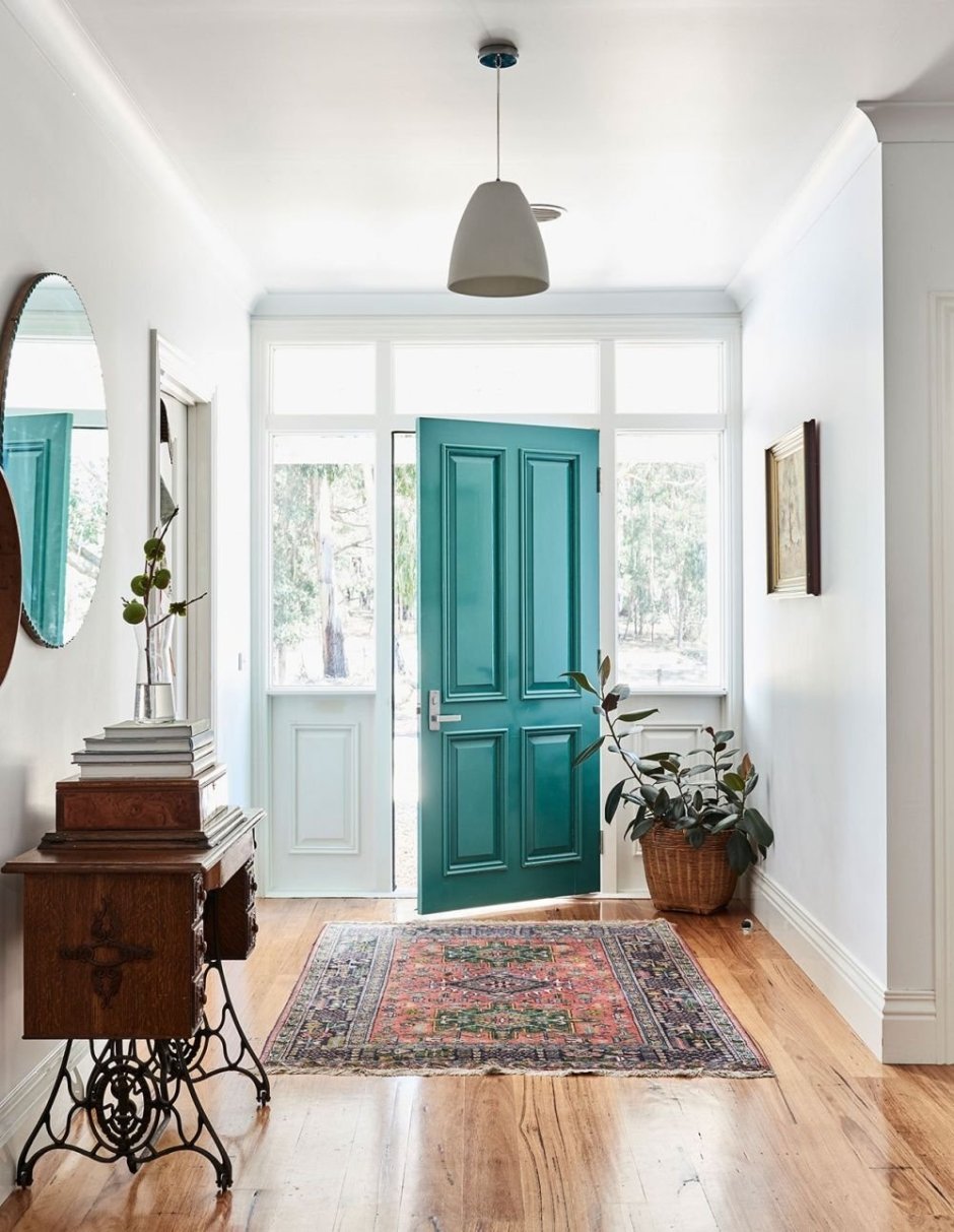 Бирюзовые двери в интерьере