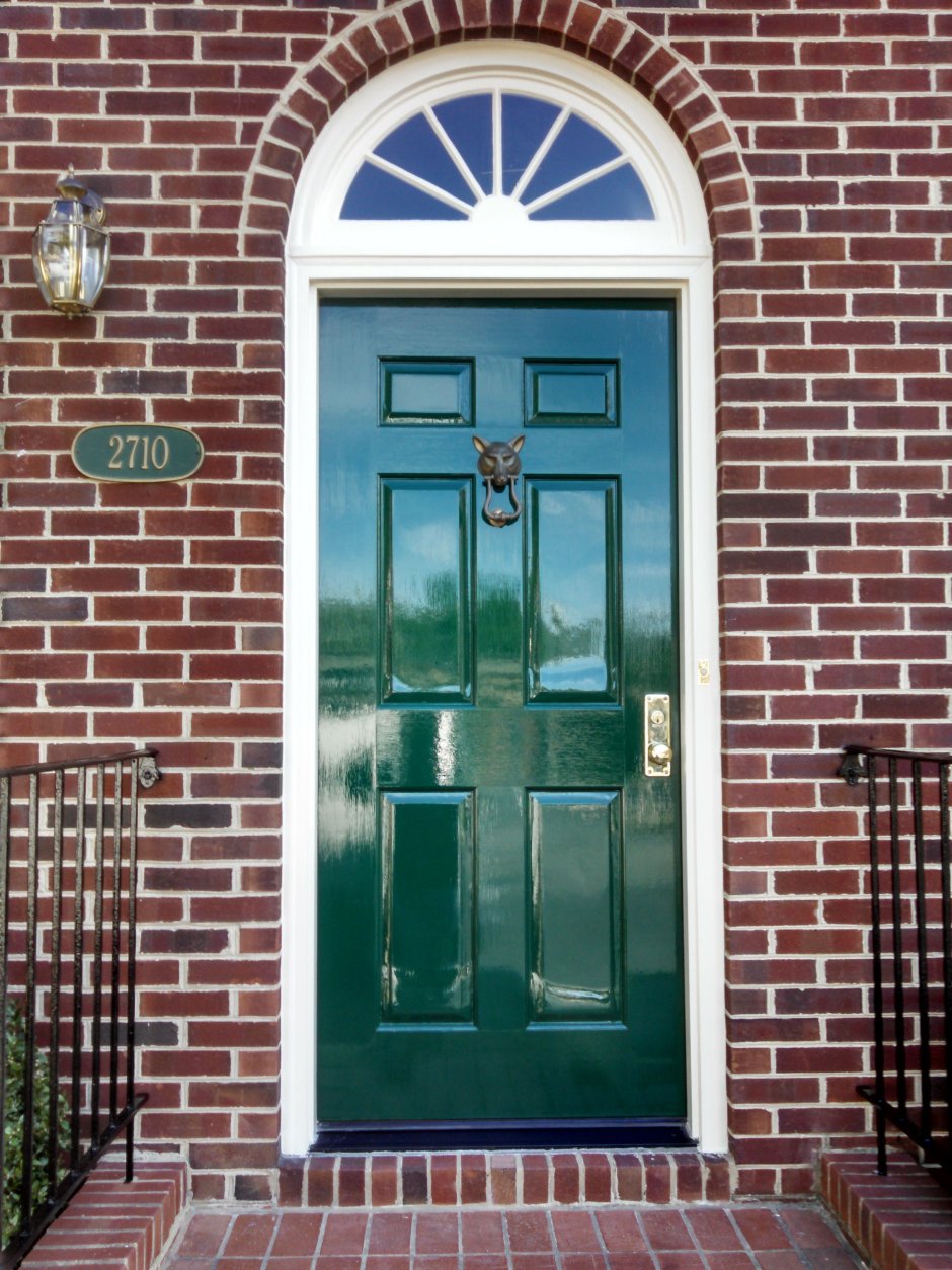 Зеленая входная дверь в дом