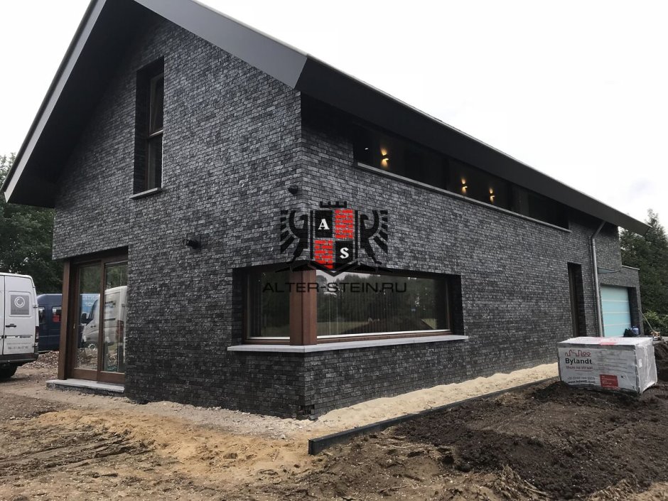 Фасад из черного кирпича